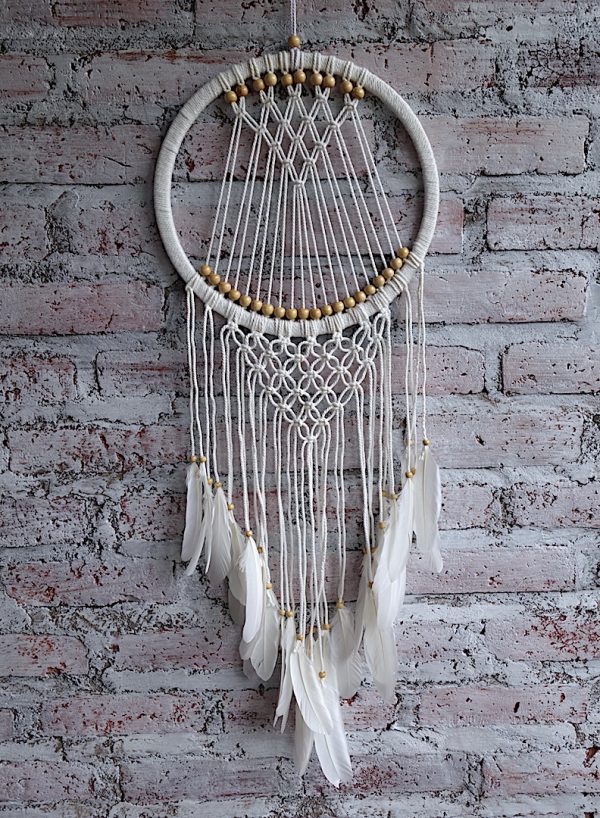 ručně vyrobený lapač snů bílý s macramé 100 cm