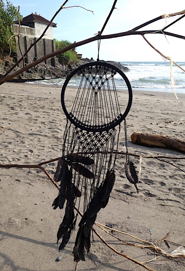 ručně vyrobený lapač snů černý s macramé 105cm na pláži