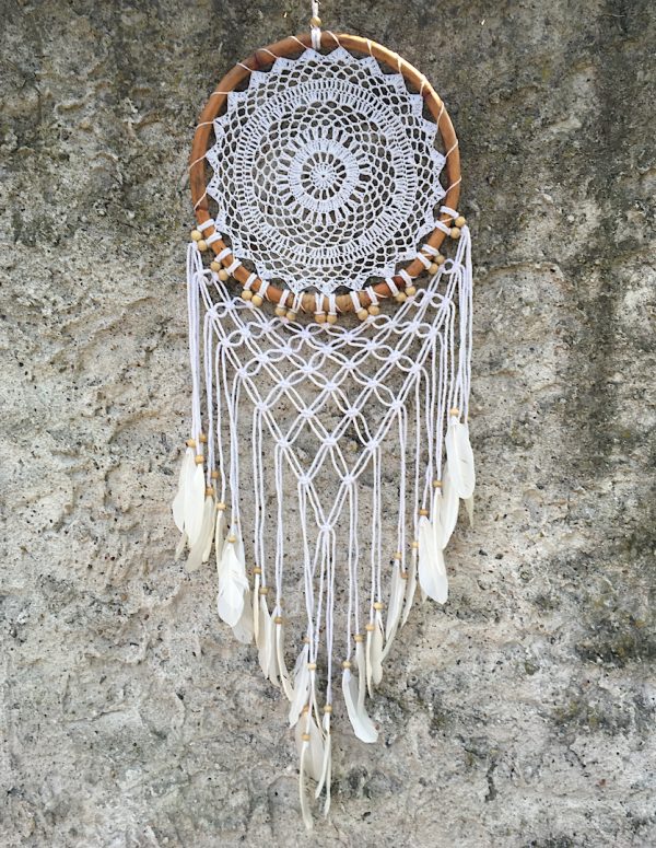 ručně vyrobený lapač snů bílý s macramé v bambusovém kruhu 85cm