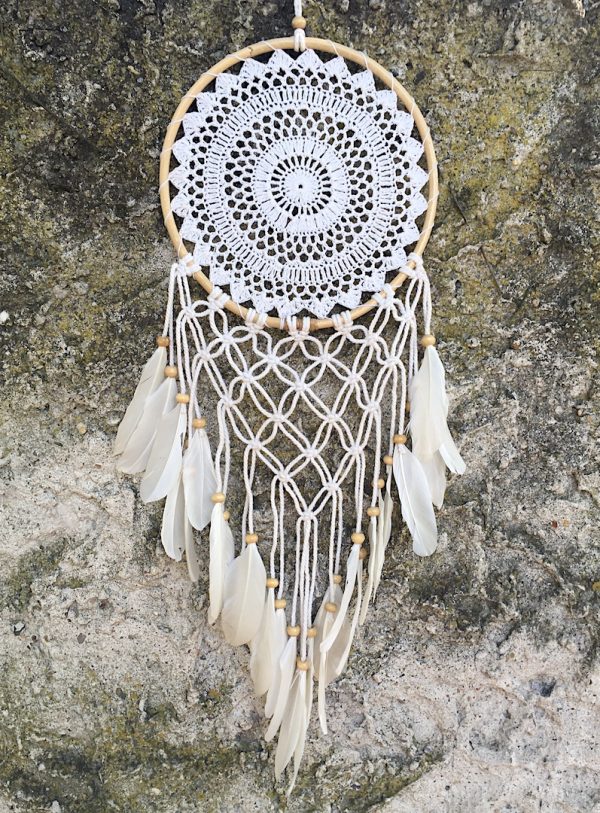 ručně vyrobený lapač snů bílý s macramé v bambusovém kruhu 70cm