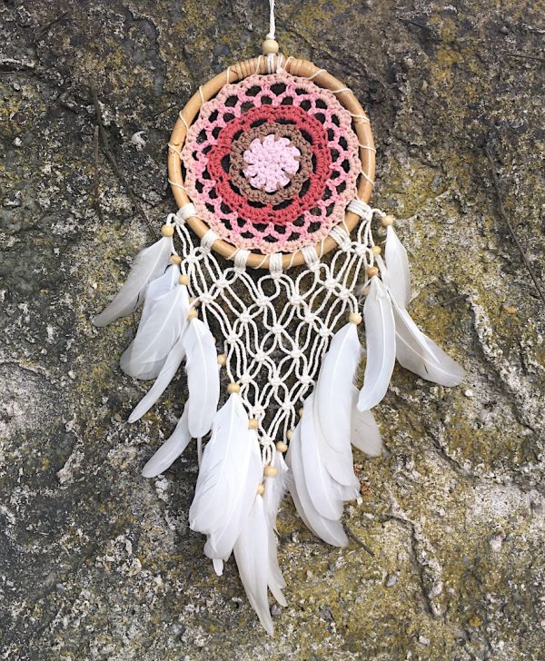 ručně vyrobený lapač snů růžovo bílý s macramé v bambusovém kruhu 43 cm