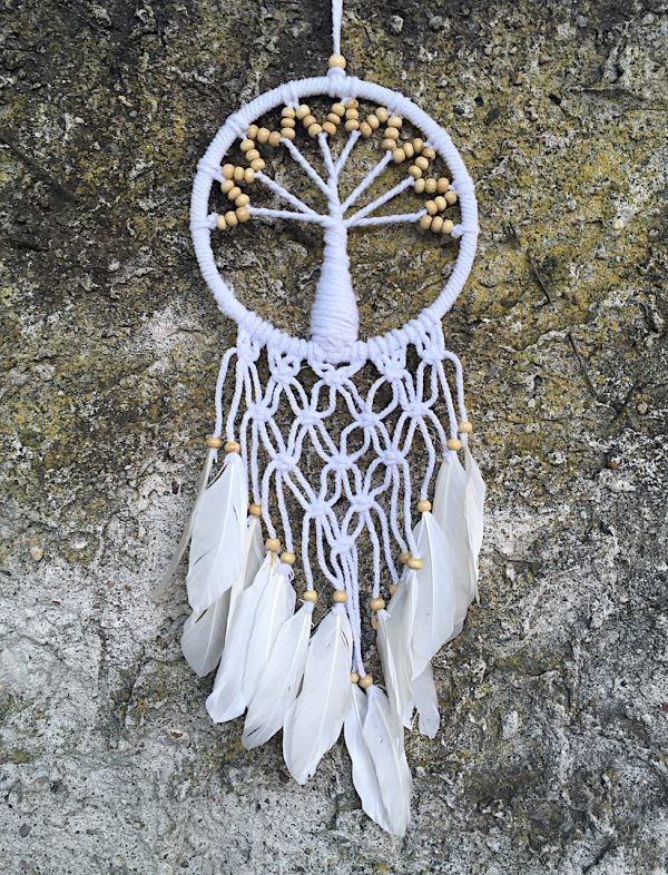 ručně vyrobený lapač snů strom života bíle korálky s macramé 55 cm