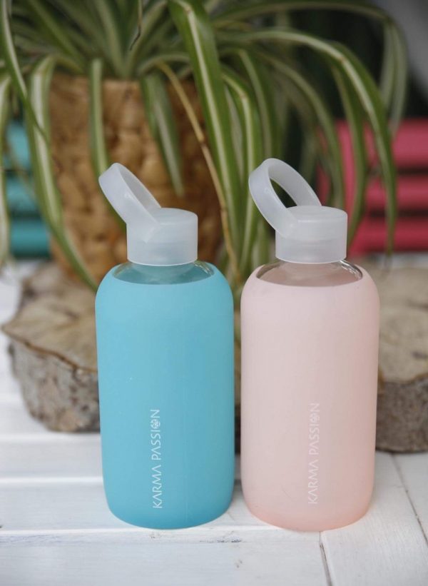skleněné lahve v ochranném silikonu 500 ml, zleva: Turquoise, Nude