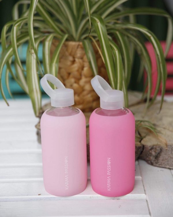 skleněné lahve v ochranném silikonu 500 ml, zleva: Pinky, Juicy