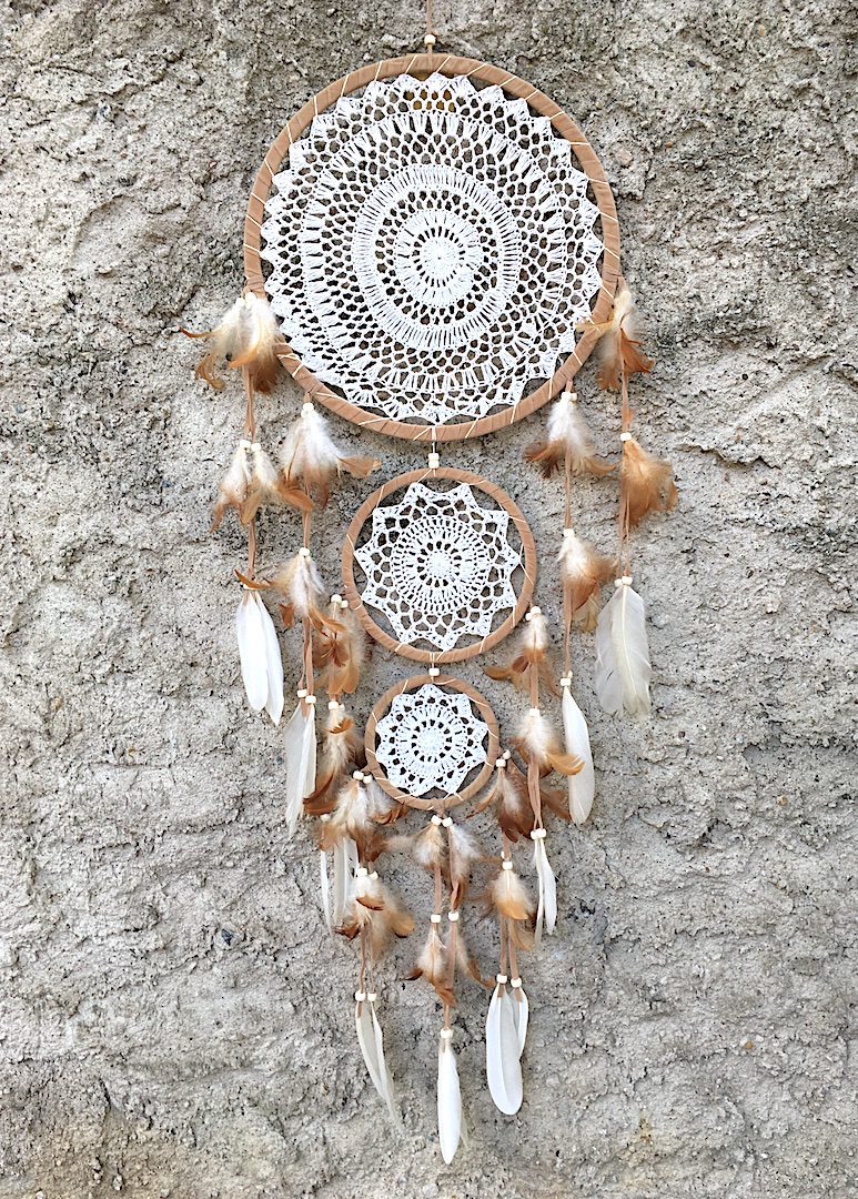 ručně vyrobený lapač snů bílo béžový tři kruhy 105cm