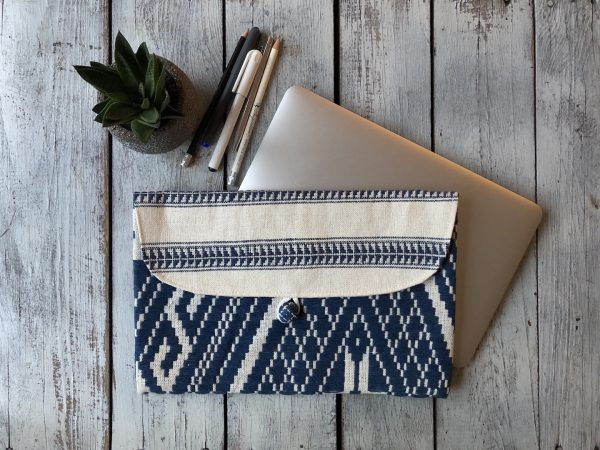 ručně tkaná taška na notebook Midnight 12″ z Laosu