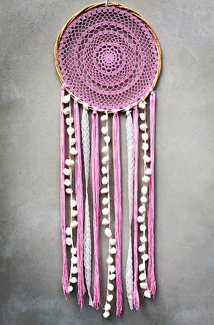 ručně vyrobený lapač snů ratanový růžový s pomponama 140 cm
