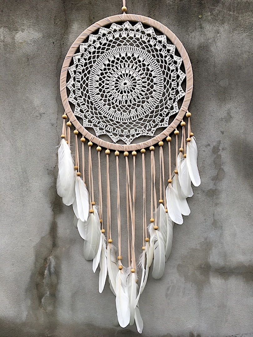 ručně vyrobený lapač snů béžovo smetanový s korálky 100cm