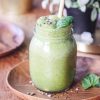 přírodní bambusové brčko se smoothie a teakovým talířem
