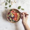 přírodní miska z teakového dřeva na smoothie bowl velká se smoothie a lžící v ruce