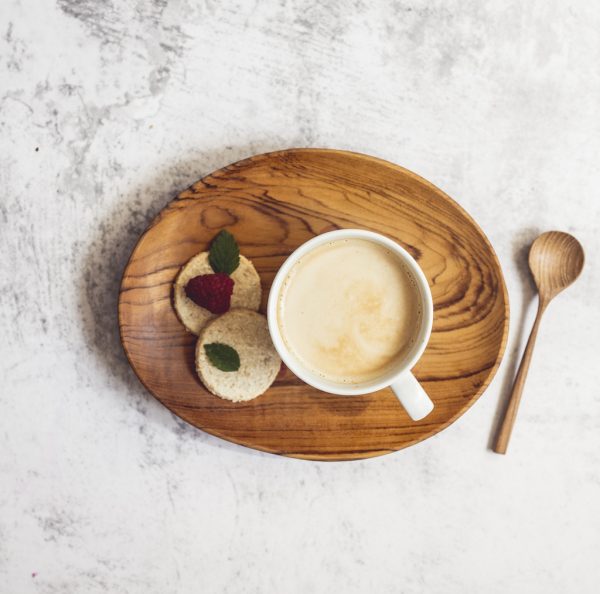 přírodní oválný talíř z teakového dřeva s kávou, lžičkou a sušenkami