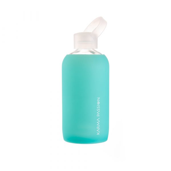 skleněná láhev v ochranném silikonu 500 ml Turquoise s logem Karma Passion