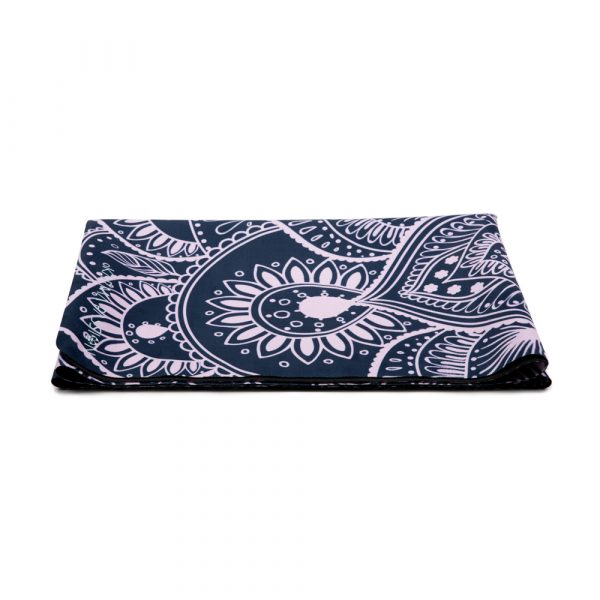 cestovní protiskluzová jógová podložka Mandala Grey složená jako ručník