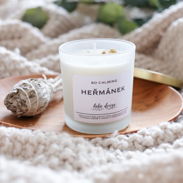 Sójová svíčka SO CALMING s vůní esenciálních olejů a ozdobená sušenými květy