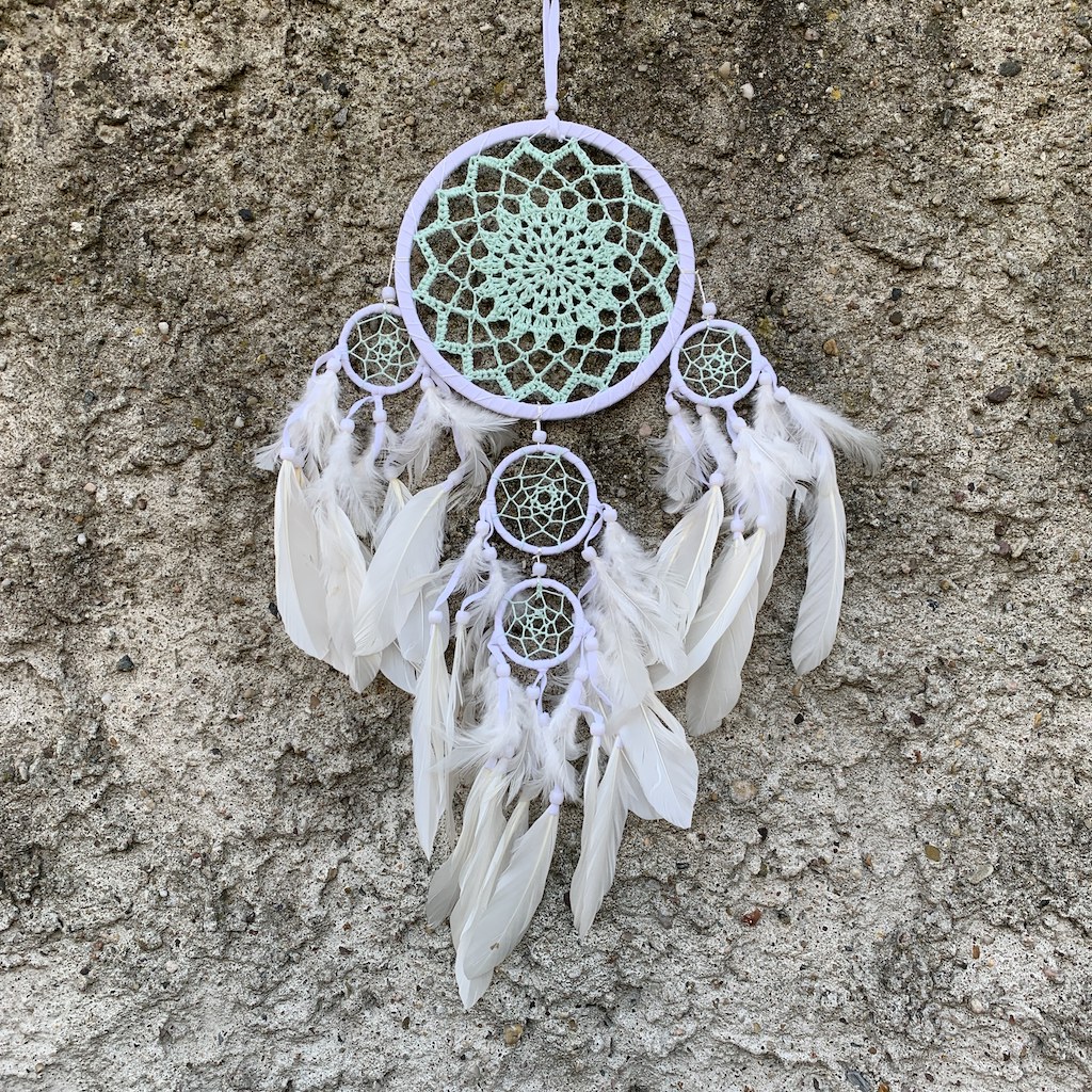 ručně vyrobený lapač snů mátový 58 cm