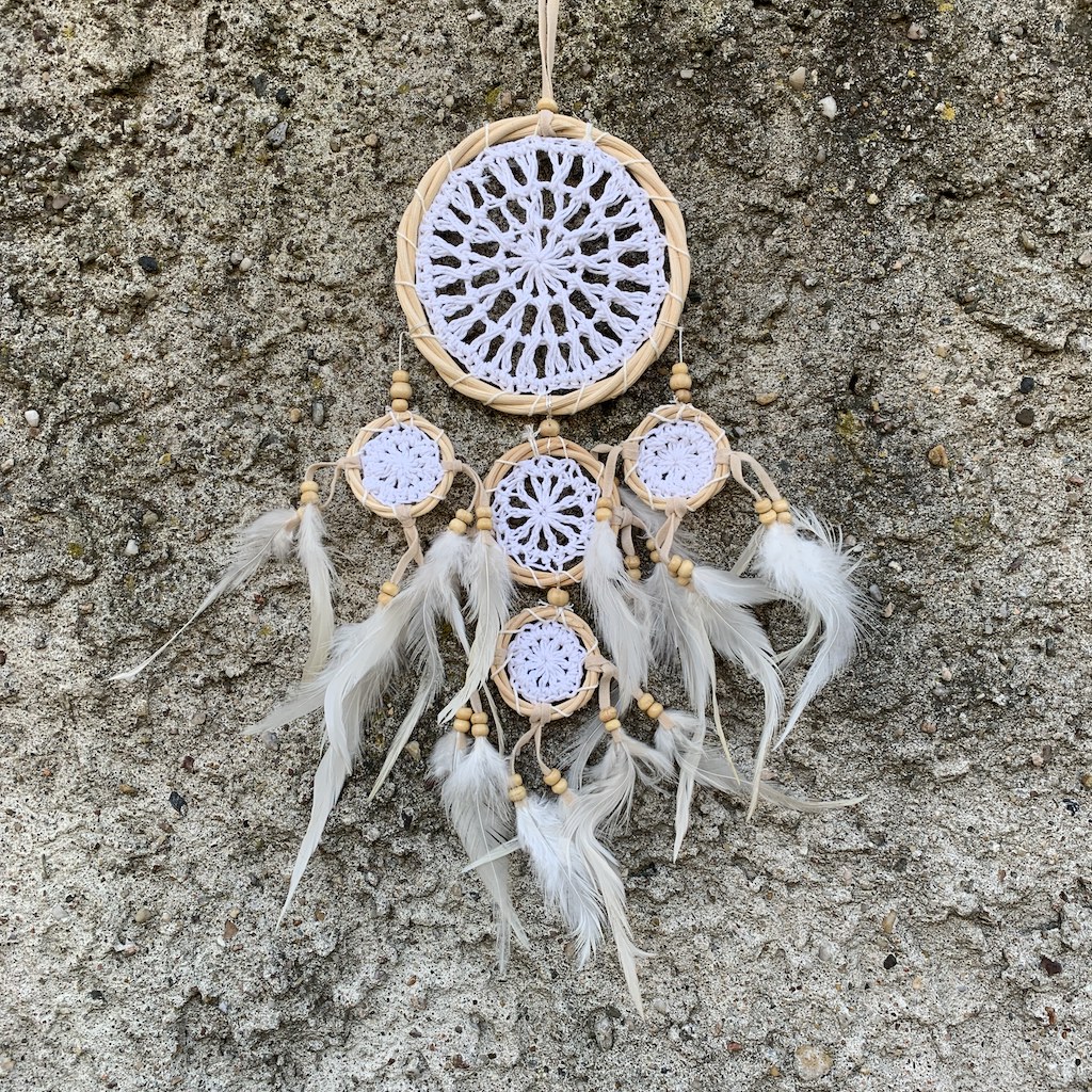 ručně vyrobený lapač snů ratanový bílý 50 cm