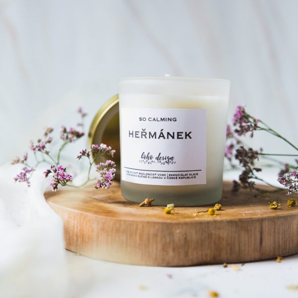 Sójová svíčka SO CALMING s vůní esenciálních olejů, nabitá pozitivní energií a ozdobená sušenými květy pro ještě krásnější boho život