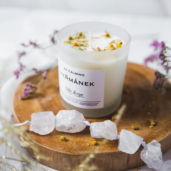 Sójová svíčka SO CALMING s jemnou vůní heřmánku, která naplní Váš domov jedinečným kouzlem aroma terapie