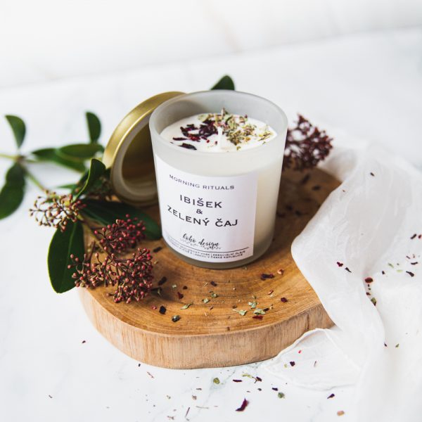 Sójová svíčka MORNING RITUALS s jemnou esencí ibišku a zeleného čaje, která naplní Váš domov jedinečným kouzlem aroma terapie