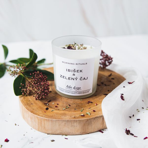 Sójová svíčka MORNING RITUALS s vůní esenciálních olejů, nabitá pozitivní energií a ozdobená sušenými květy pro ještě krásnější boho život