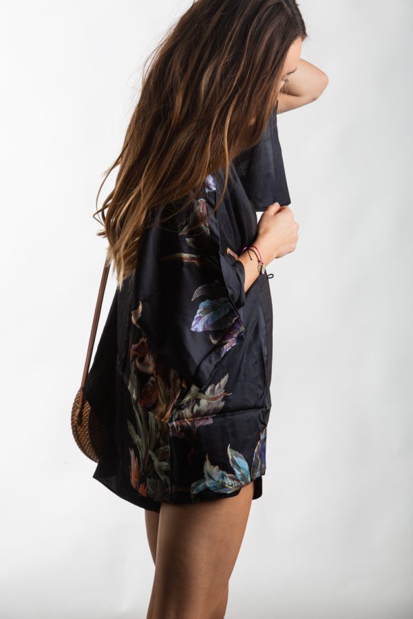 Kimono Bouquet v černé barvě s velkými modrými a zlatavými květy