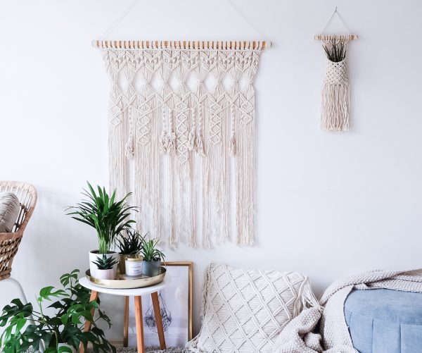 závěsná dekorace macramé Sunny Wall s pokojovkama