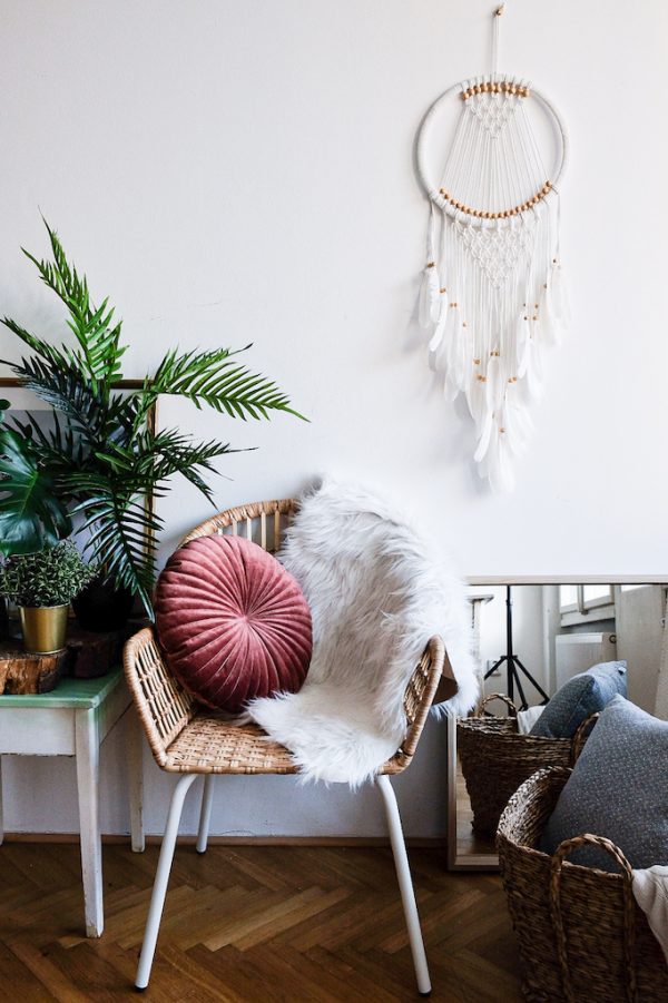 ručně vyrobený lapač snů krémový s macramé 95cm