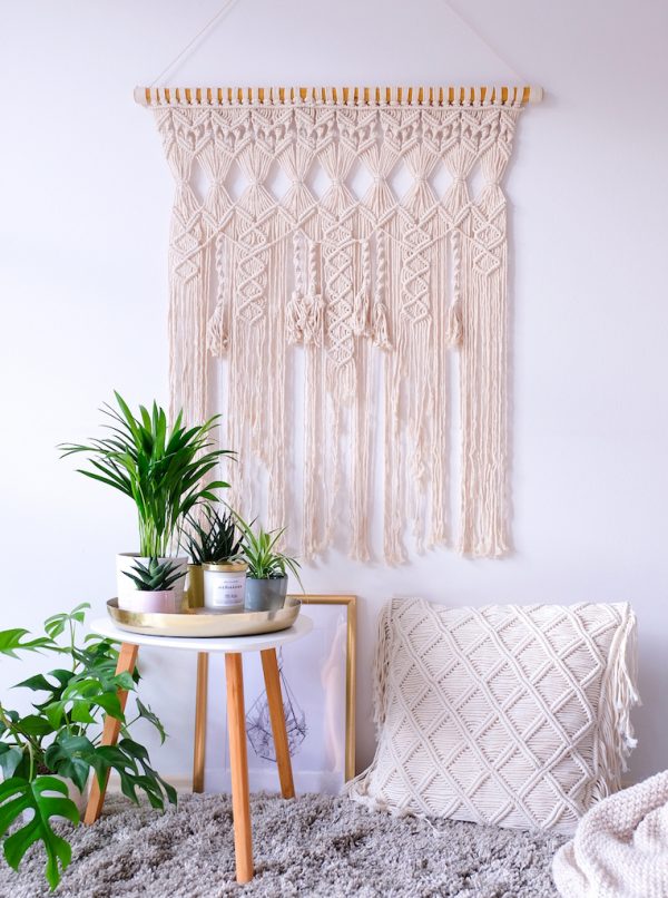 závěsná dekorace macramé Sunny Wall s polštářem macramé