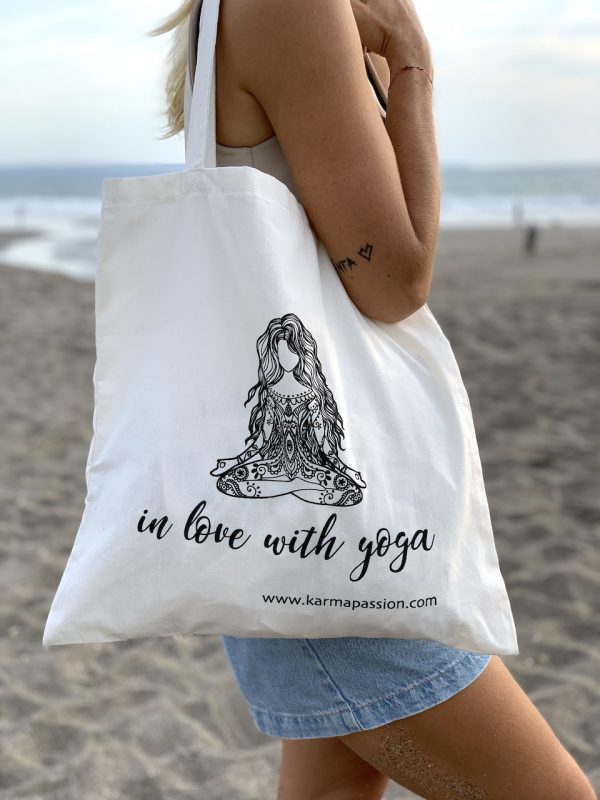 bavlněná eko plátěnka Yoga Girl na pláži detail