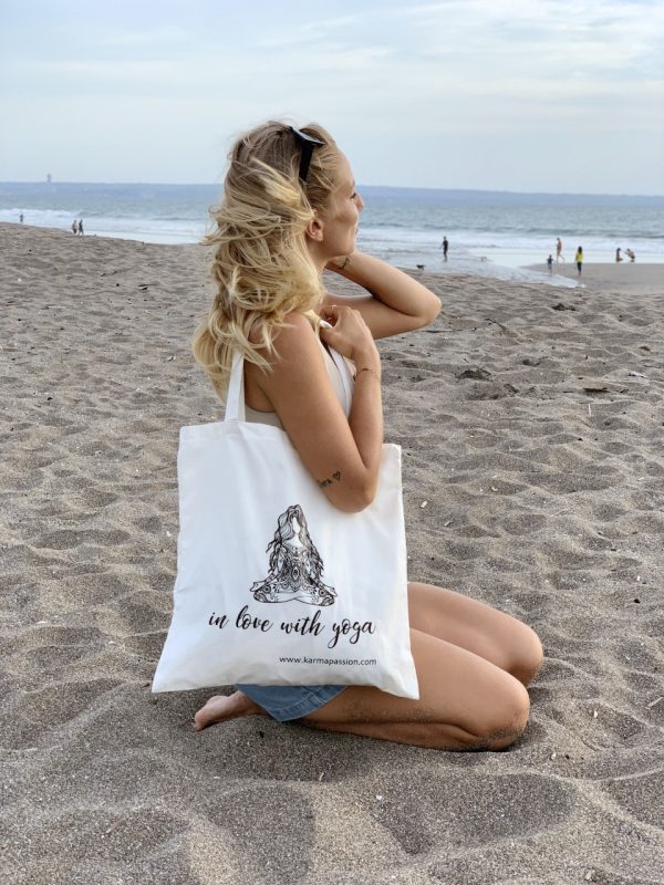 bavlněná eko plátěnka Yoga Girl na pláži s modelkou