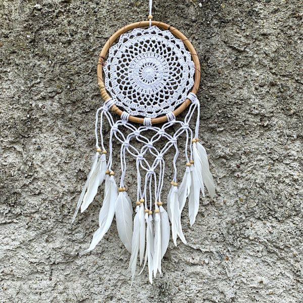 ručně vyrobený lapač snů bílý s macramé v bambusovém kruhu 70cm