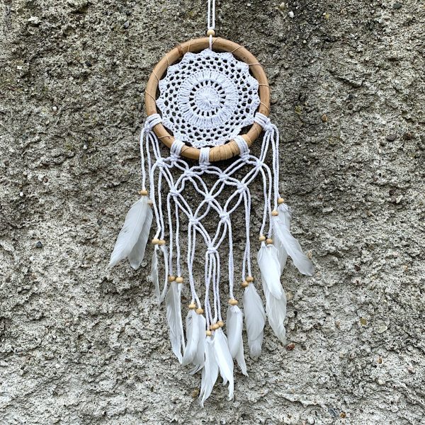 ručně vyrobený lapač snů bílý s macramé v bambusovém kruhu 60cm