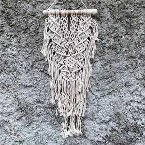 závěsná dekorace macramé Gypsy Girl na zdi