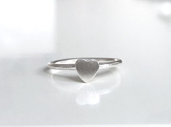 stříbrný prsten Sweet Heart matný ze stříbra o ryzosti Ag925 detail