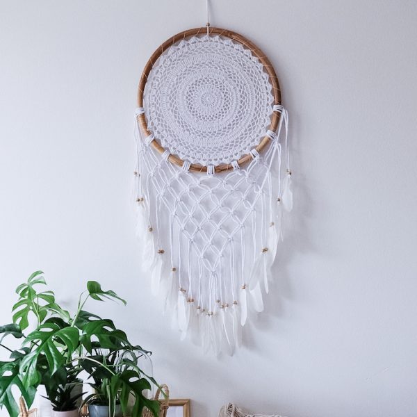 ručně vyrobený lapač snů bílý s macramé v bambusovém kruhu 105cm detail