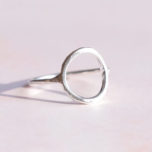 Stříbrný prsten Moon matný navržený s citem pro design a kvalitu