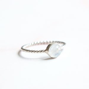 ručně vyrobený prsten Gypsy s Měsíčním kamenem z naší kolekce Gypsy Girl