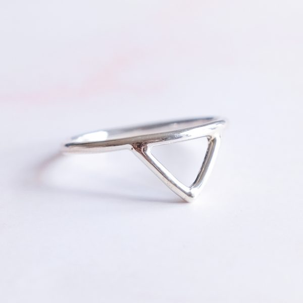 Stříbrný prsten Melasti navržený s citem pro design a kvalitu