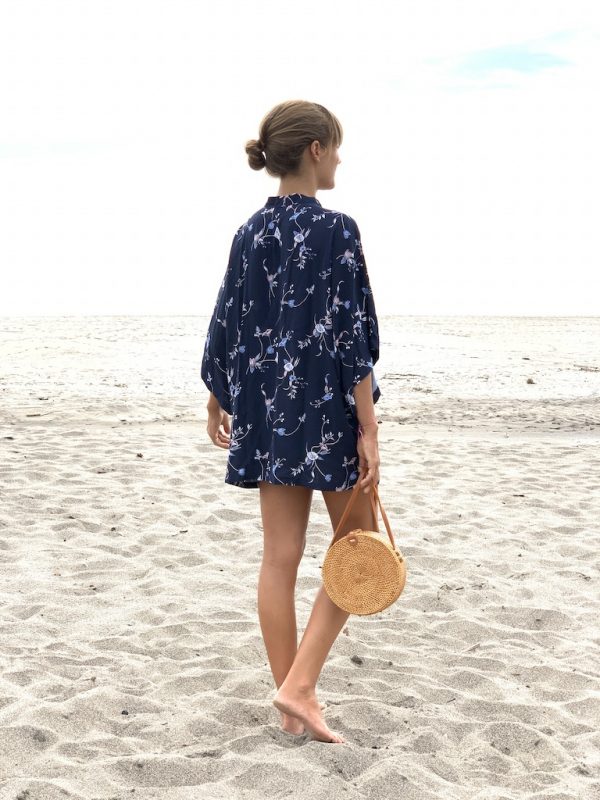 Kimono Blue Velvet tmavě modrá barva s bílými kvítky na modelce na pláži