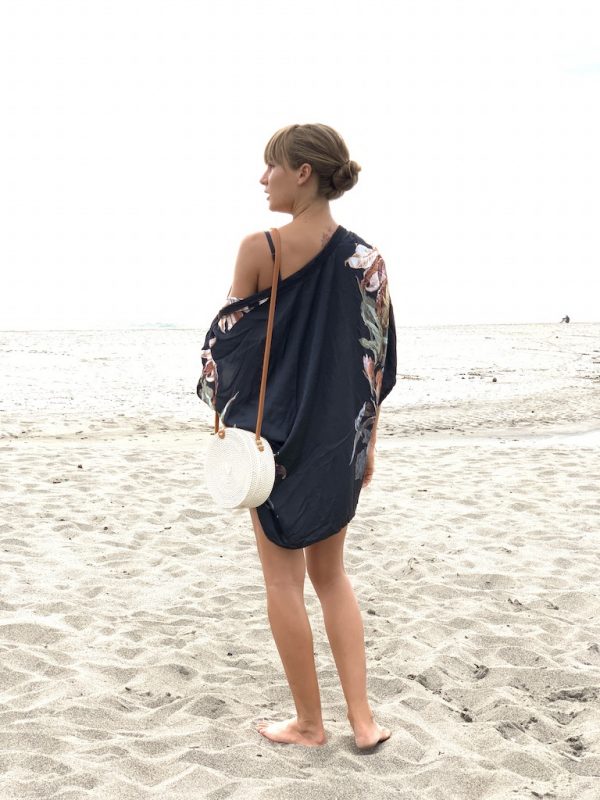 Kimono Bouquet v černé barvě s velkými modrými a zlatavými květy s ratankou