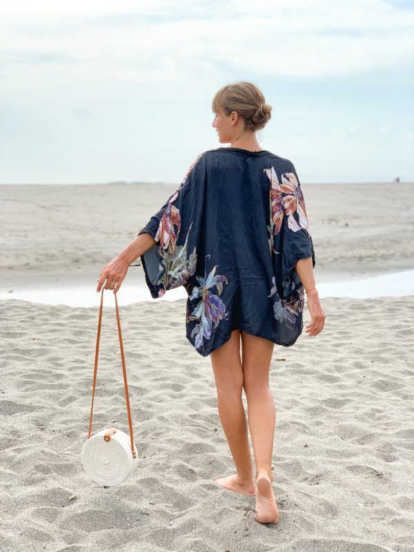 Kimono Bouquet v černé barvě s velkými modrými a zlatavými květy na modelce