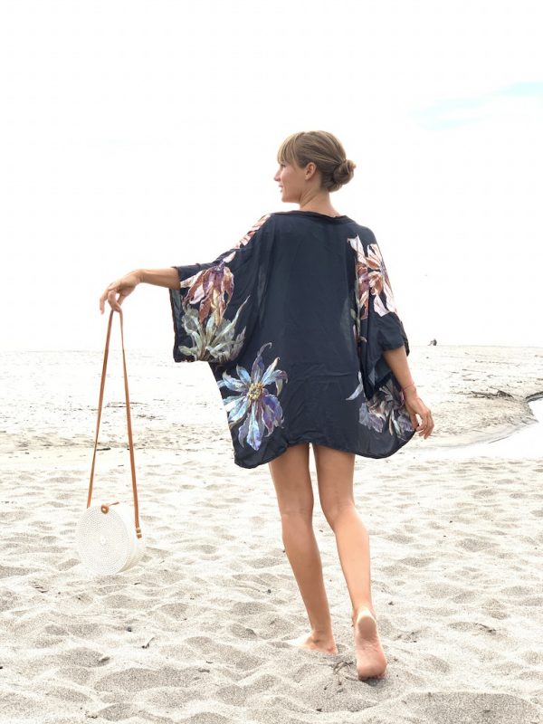 Kimono Bouquet v černé barvě s velkými modrými a zlatavými květy na modelce