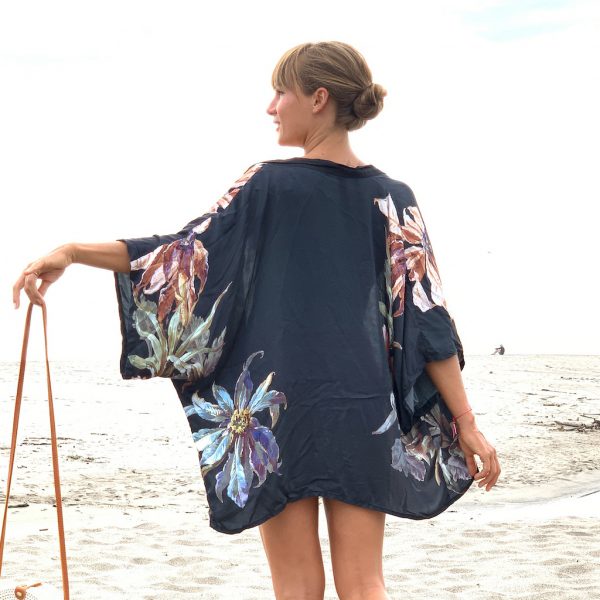 Kimono Bouquet v černé barvě s velkými modrými a zlatavými květy