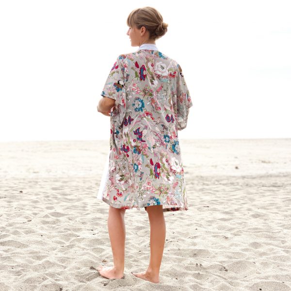 Kimono Magic Soul s divokými květy na modelce na pláži