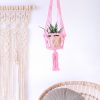 závěsný květináč macramé růžový v interiéru