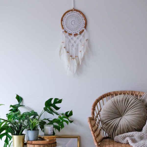 ručně vyrobený lapač snů bílý s macramé v bambusovém kruhu 70 cm v interiéru