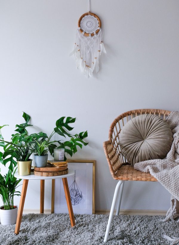ručně vyrobený lapač snů bílý s macramé v bambusovém kruhu 60 cm v interiéru
