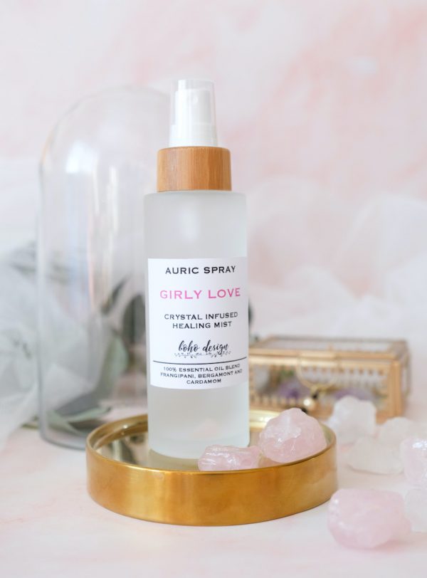 Auric Spray GIRLY LOVE s vůní esenciálních olejů frangipani, bergamontu a kardamomu a krystalem růženín který učí lásce k sobě samému a v partnerském vztahu podněcuje bezpodmínečnou a oddanou lásku