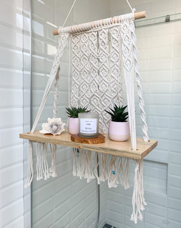 ručně vyrobená macramé polička Boho Girl v interiéru