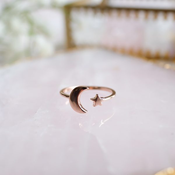 Pozlacený prsten To the Moon and back ručně vyrobený v malé rodinné dílně v oblasti Ubudu